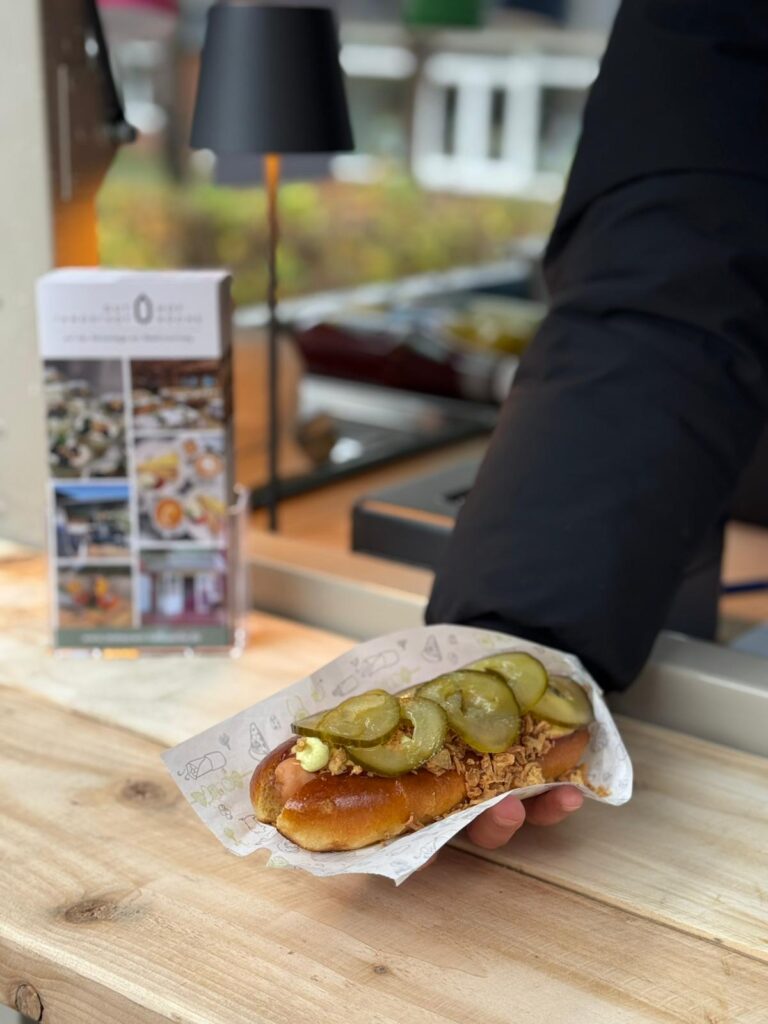 Frisch zubereiteter Hot Dog aus der mobilen Hofküche im umgebauten Pferdeanhänger beim ersten Einsatz auf dem Kinderflohmarkt in Tangstedt.