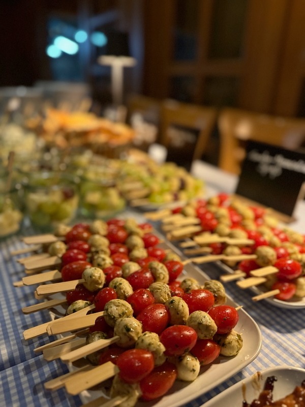 Tomaten-Mozzarella-Spieße mit Basilikum-Pesto auf dem Buffet in der Hofküche Gut Tangstedt – frische Vorspeise für Veranstaltungen und Feiern