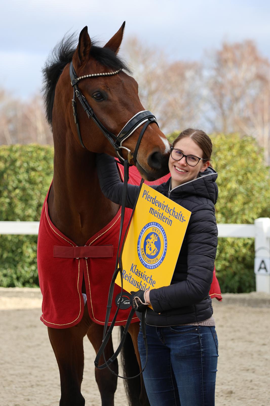 Pferdewirtschaftsmeisterin Klassische Reitausbildung Janet Hüttich-Egbers mit Pferd