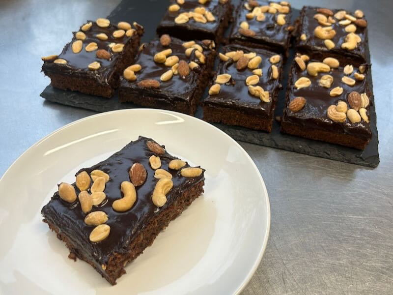 Glutenfreier Schokokuchen mit Schokoladenglasur und N&uuml;ssen aus der Hofk&uuml;che auf Gut Tangstedt