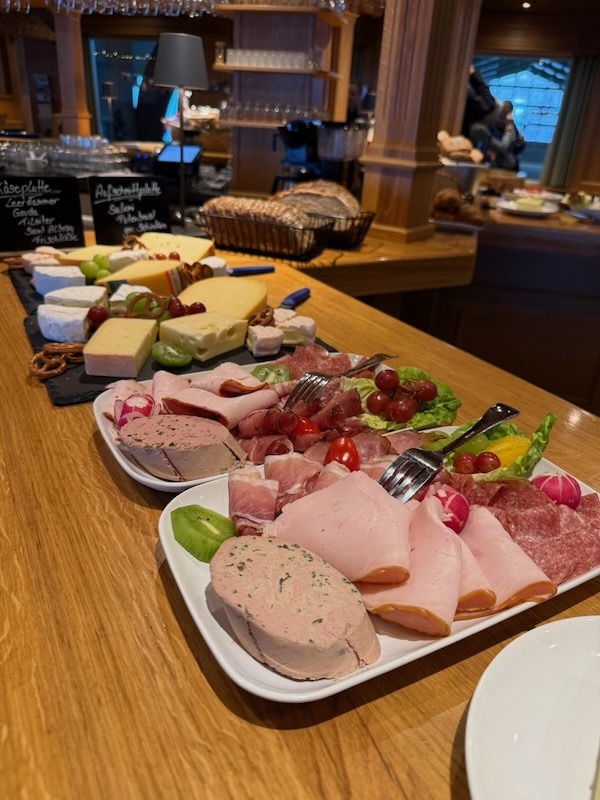 Reichhaltige Aufschnittplatte zum Geburtstagsfrühstück mit Salami, Schinken und feiner Leberwurst.