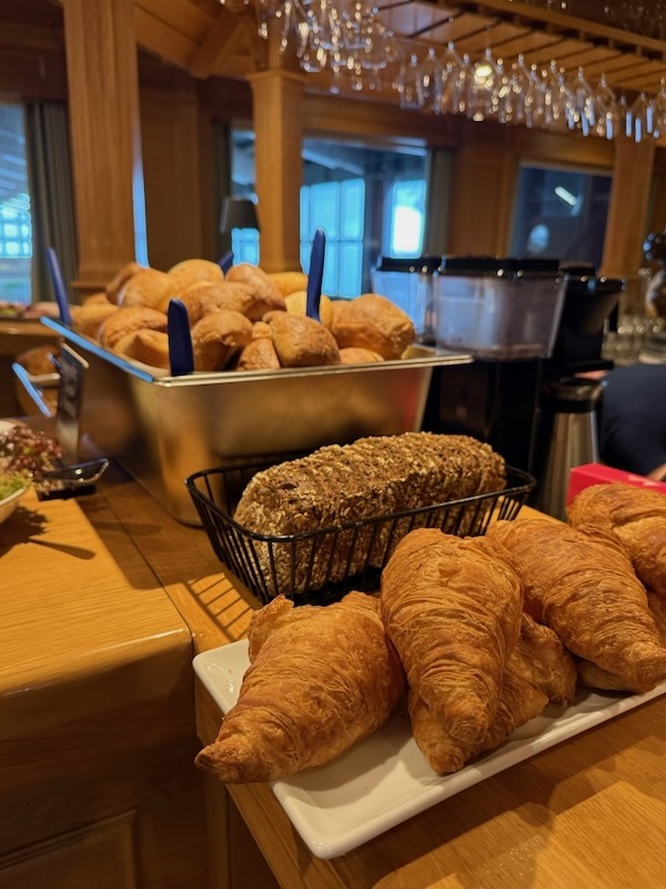 Frische Auswahl am Frühstücksbuffet mit knusprigen Brötchen, Körnerbrot und goldbraun gebackenen Croissants.