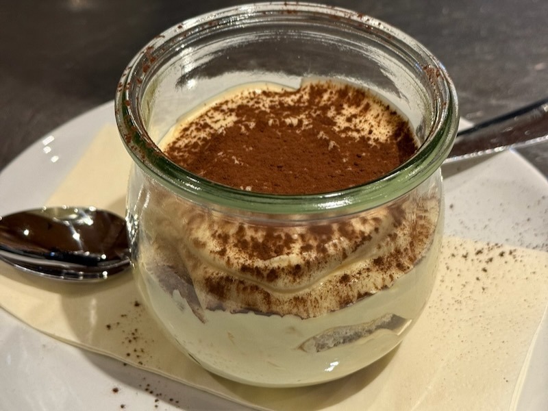 Klassisches italienisches Tiramisu im Weckglas mit feiner Kakaoschicht, ideal portioniert für Events und Buffets.