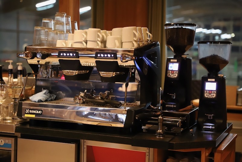 Professionelle italienische Rancilio-Siebträgermaschine und Kaffeemühlen für Kaffeespezialitäten im Café der Hofküche.