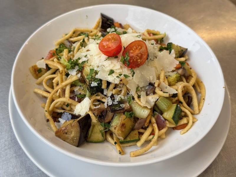 Vegetarische Sp&auml;tzle-Pfanne mit buntem Pfannengem&uuml;se, gehobeltem Parmesan und frischen Kirschtomaten.