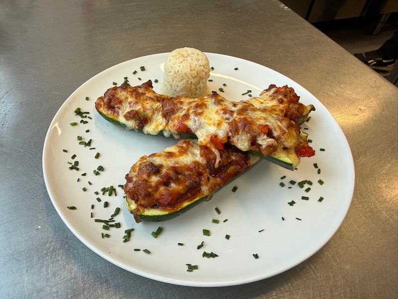 Gefüllte Zucchini überbacken mit Kritharaki & Tzaziki