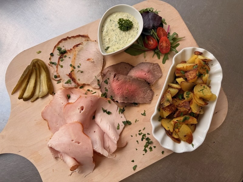 Klassischer Rinderbraten mit einer hellen Meerrettichsauce, serviert mit Salzkartoffeln und einer kleinen Salatgarnitur inklusive Rote Bete.