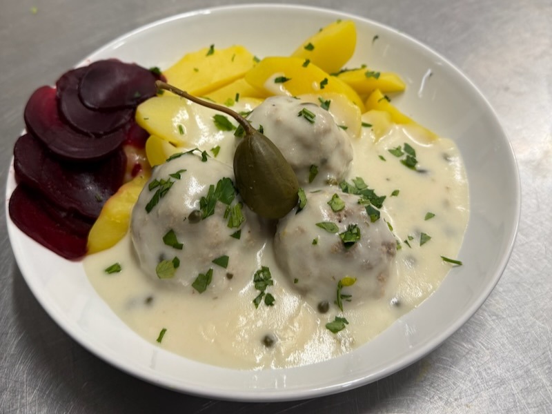 Klassische Königsberger Klopse in heller Kapernsauce, serviert mit Salzkartoffeln und Rote-Bete-Scheiben.