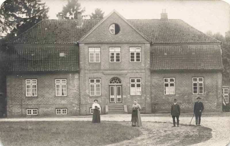 Historische Fotopostkarte Kavaliershaus Gut Tangstedt mit Bewohnern 1910