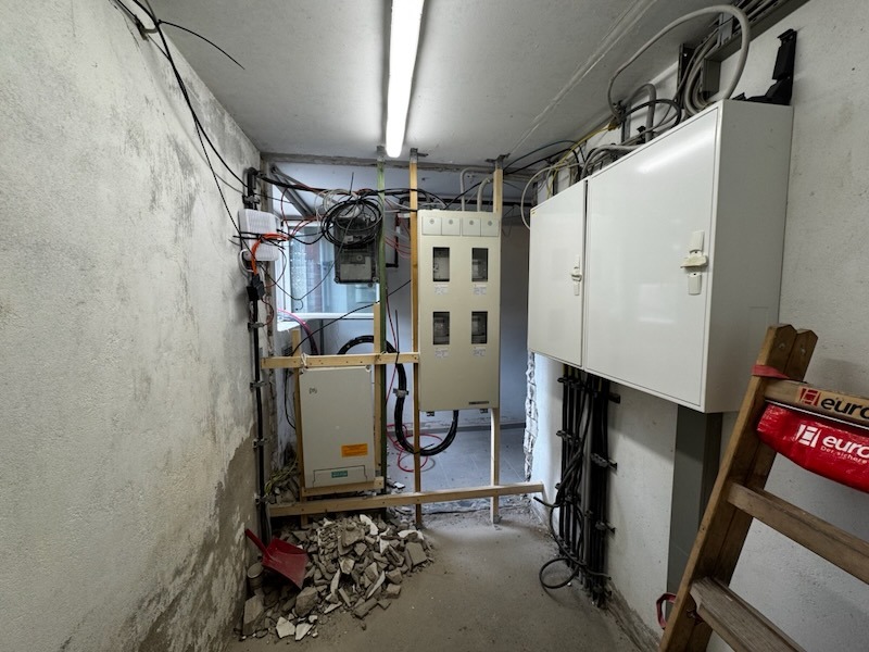 Umbau des Hausanschlussraums auf Gut Tangstedt: Abbruch der Trennwand zwischen Elektro- und Heizungsbereich als erster Schritt des PV-Projekts