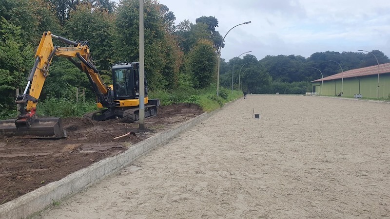 Baggerarbeiten zur Entfernung des Walls am großen Reitplatz auf Gut Tangstedt, im Hintergrund die Lindenallee