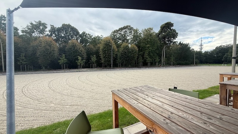lick von der Terrasse der Hofküche auf die freigelegte historische Lindenallee auf Gut Tangstedt