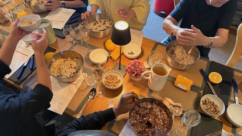 Teilnehmer bereiten gemeinsam Granola zu beim Hofküchen-Momente-Workshop mit Mama Bear auf Gut Tangstedt