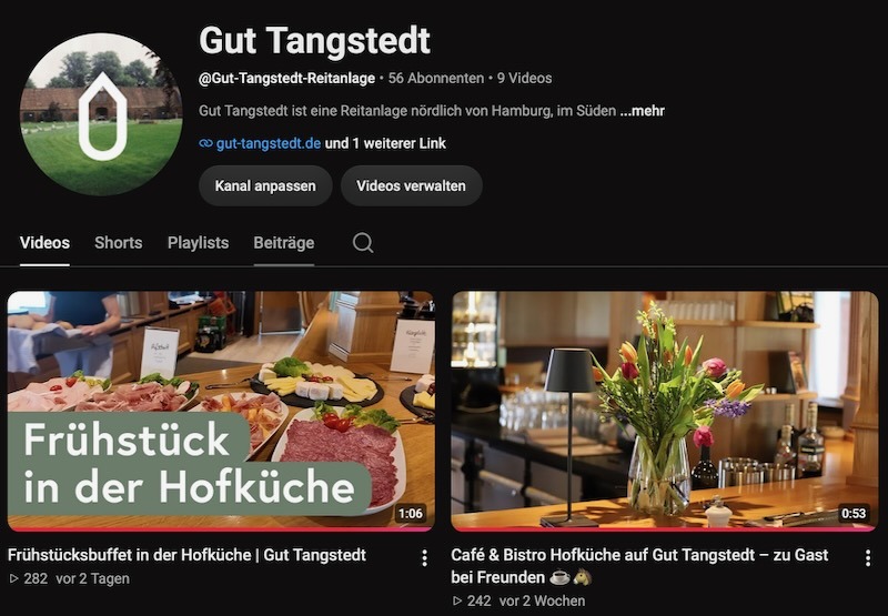 YouTube-Kanal von Gut Tangstedt mit den Videos „Frühstücksbuffet in der Hofküche“ (Buffet mit Wurst, Käse und Brot) und „Café & Bistro Hofküche auf Gut Tangstedt“ (Theke mit Tulpenstrauß und Tischlampe)